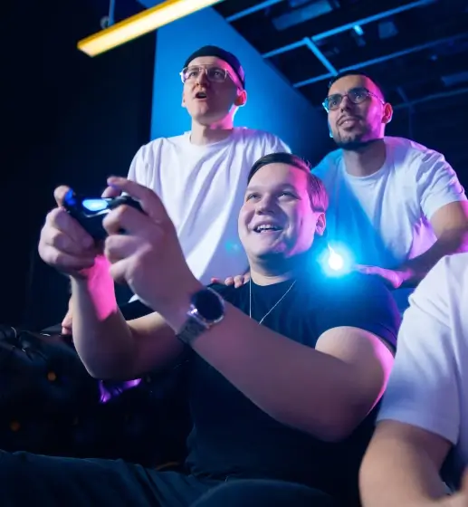 FAQ : vos questions sur notre salon gaming avec écran géant - UNI-XP salle de jeux vidéo