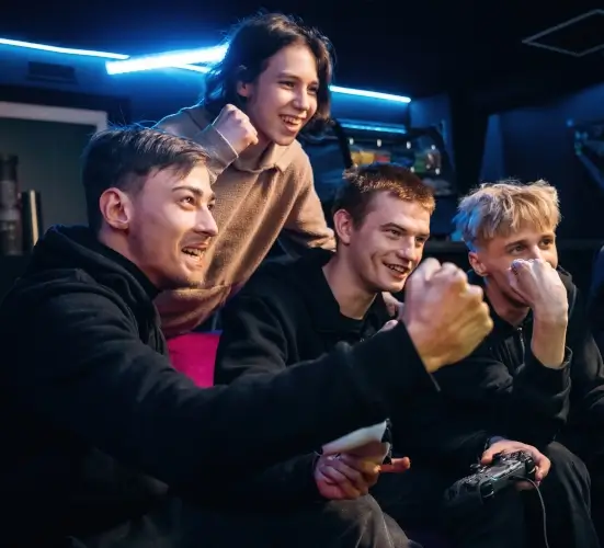 Découvre notre salon gaming avec écran géant - UNI-XP salle de jeux vidéo