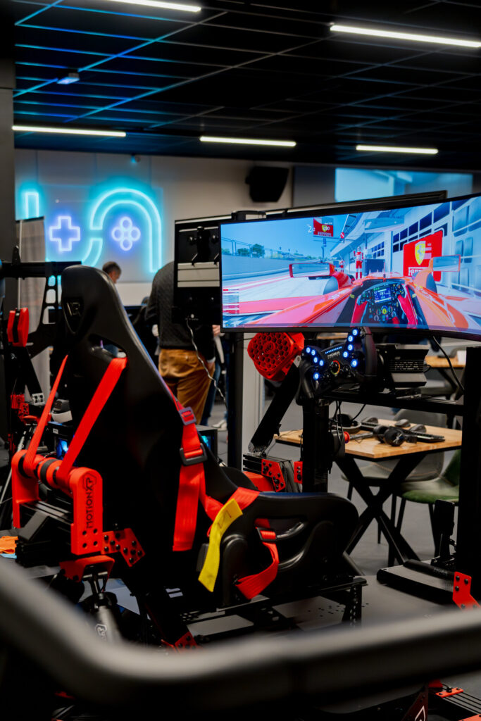 Simulateur de course à Brest - UNI-XP, salle de jeux vidéo