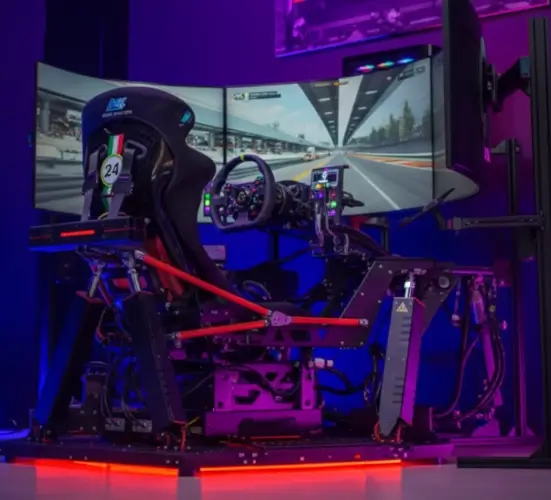 Simulateur de course à Brest - UNI-XP, salle de jeux vidéo